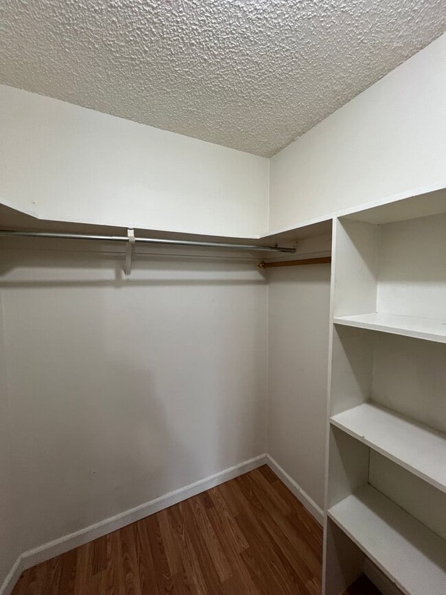 Building Photo - 1 Bedroom 1 Bathroom Apartment in East Denver