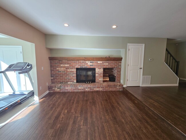 Building Photo - Everything you deserve: spacious, updated ...