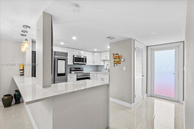 Building Photo - 811 S Hollybrook Dr