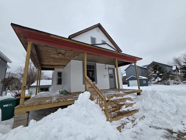 Building Photo - Freshly Updated 4 Bedroom 1 Bath Single Family Home in Marinette