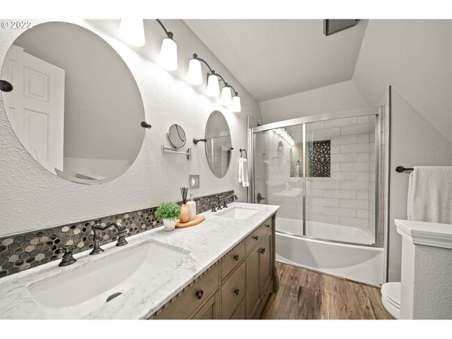Building Photo - 5 bedroom 4 Bathroom Spectacular Townhome ~ Parking, A/C and More!