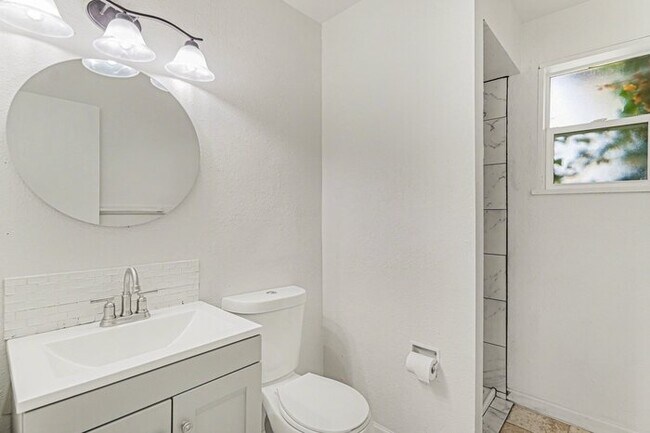 Building Photo - 6538 W Kenyon Ave