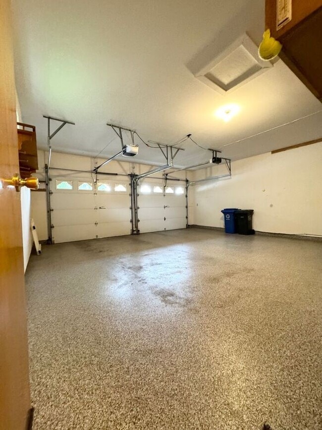 Building Photo - 4 Bedroom - 2 Bath Ranch Style Home with 2...
