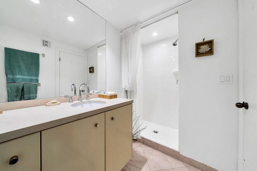 Building Photo - 7259 Hillside Ave