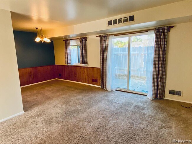 Building Photo - 15646 Dupage Blvd