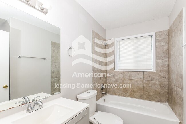 Building Photo - 229 W Canterbury Dr