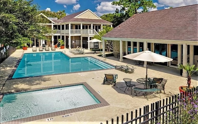 Building Photo - Modern Townhome  3 Bedrooms/2.5 Bathrooms