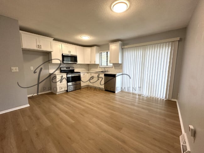 Building Photo - 805 NW Oxford Dr