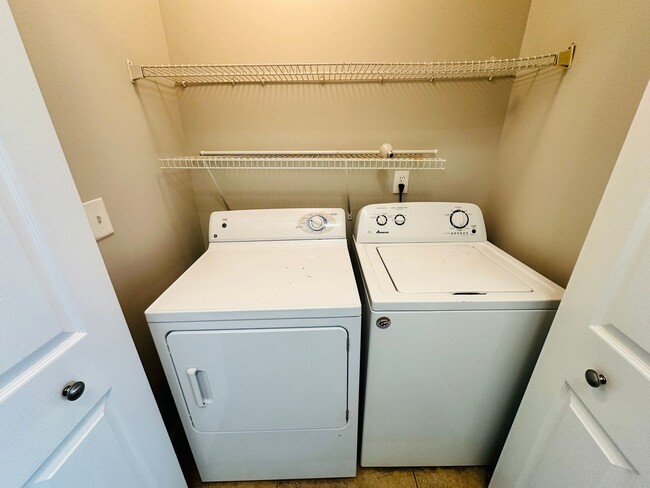 Building Photo - Two Bedroom Townhome located on Golf Course