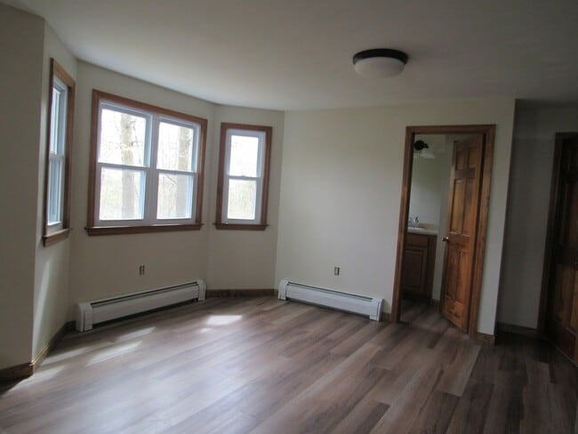 Building Photo - Dracut Beautifully renovated Townhouse for Rent!