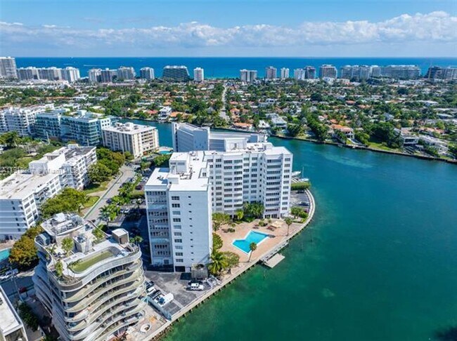 Building Photo - 9102 W Bay Harbor Dr