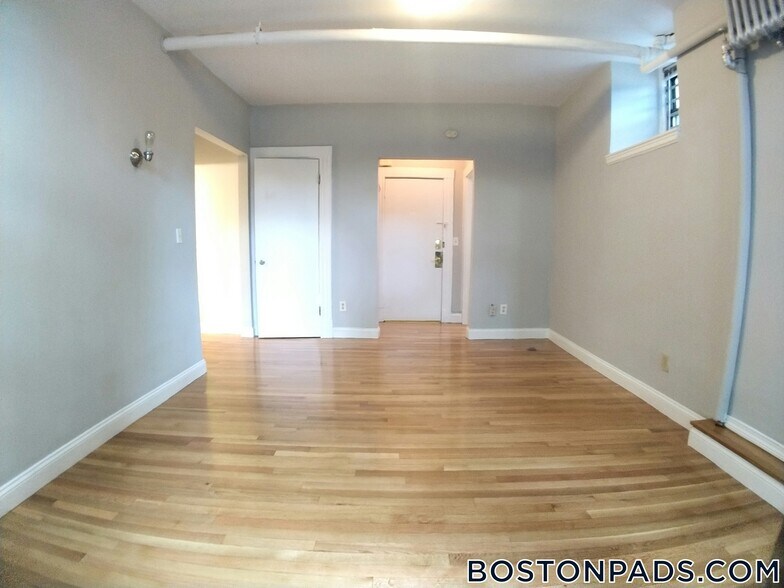 Building Photo - 583 Beacon St