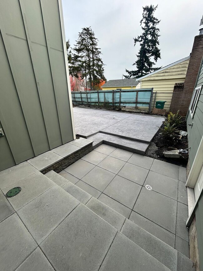 Building Photo - 8024