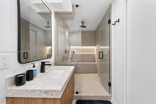 Building Photo - 2655 Collins Ave