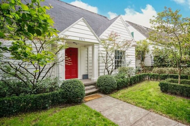Building Photo - Beautiful Dream Home in the Southwest Hills! Call now to live amongst the trees!