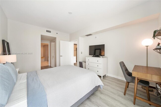Building Photo - 950 Brickell Bay Dr