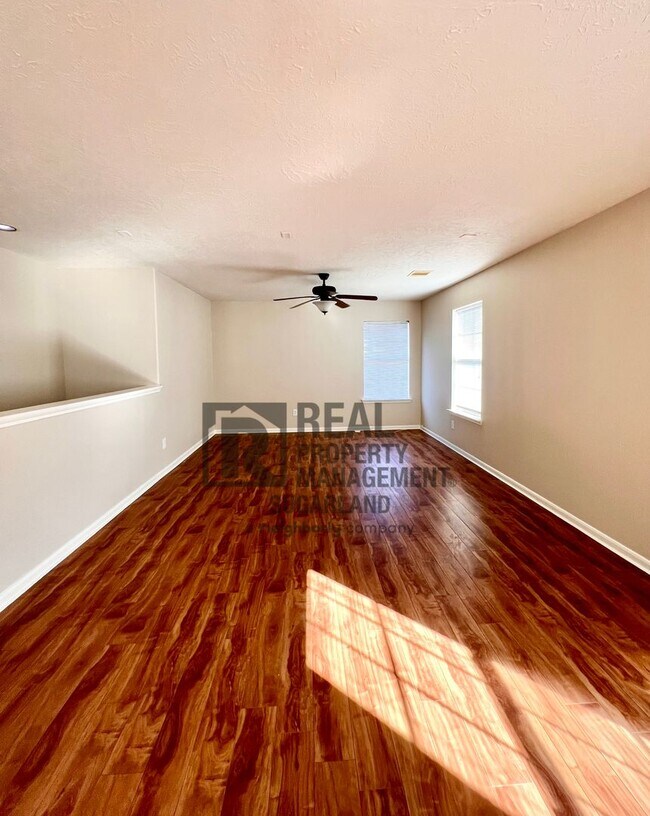 Building Photo - Gorgeous 4 Bed, 2.5 Bath Home in Prime Location!