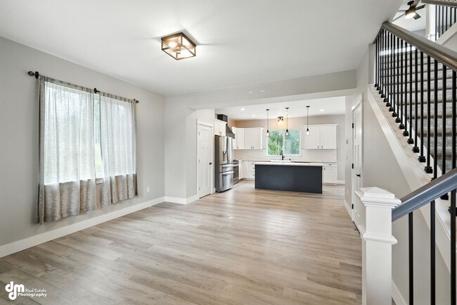 Building Photo - Charming & Updated 4BD/2.5BA!