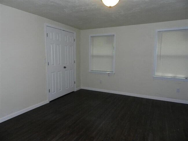 Building Photo - 3015 Thomas Dr