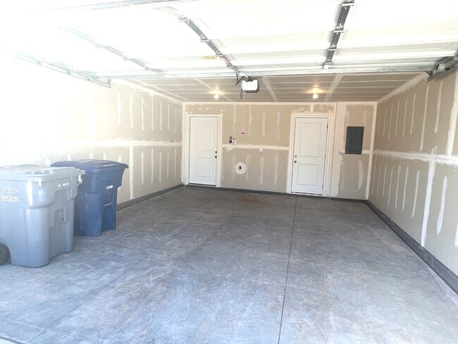 Building Photo - 3303 E Elkhorn Ln