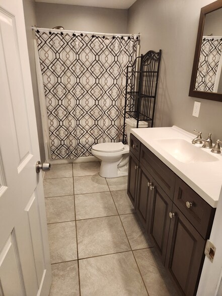 Main Bath - 106 SE 25th St