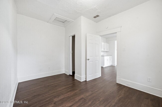 Building Photo - 1123 E 14th St