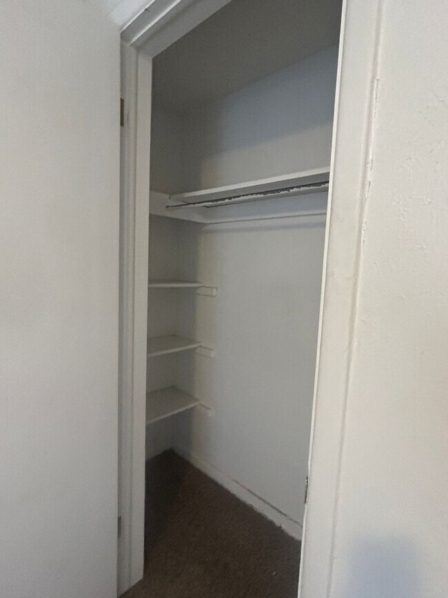 Building Photo - Available June- 1 Bed/1 Bath Lindsley Park Condo
