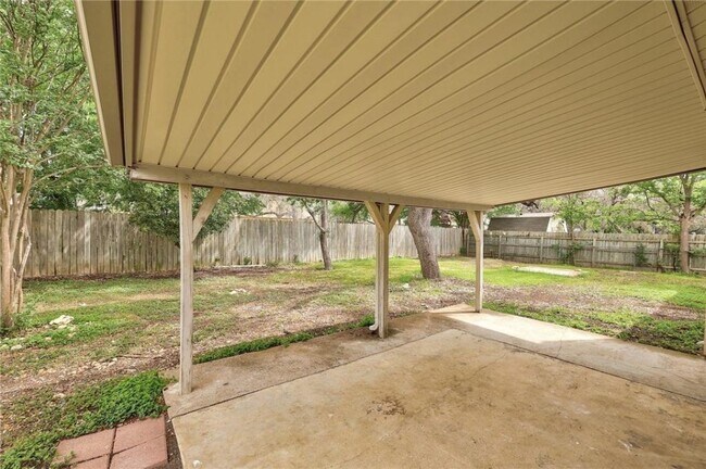 Building Photo - 707 Newcastle Ln