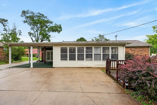 Building Photo - 2 Bedroom Dog Friendly Home For Rent With Large Bonus Room!