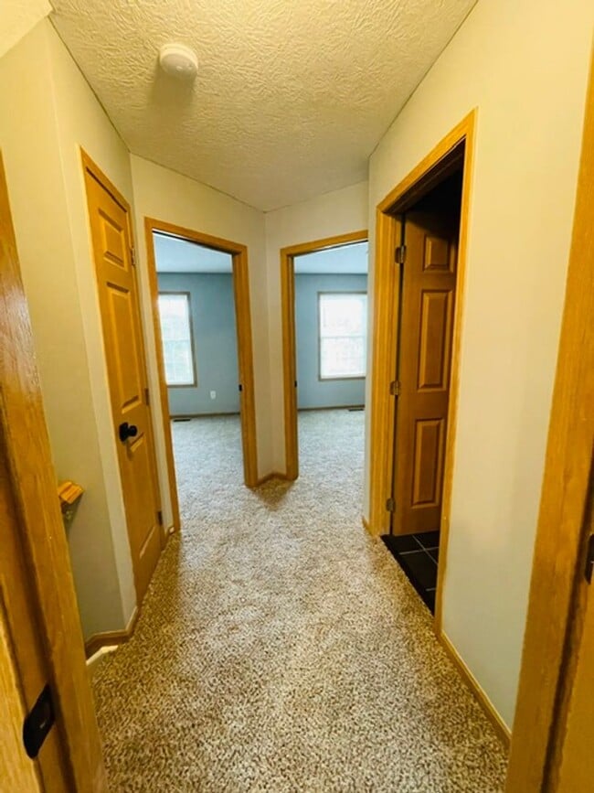 Building Photo - 8575 Fernbrook Dr