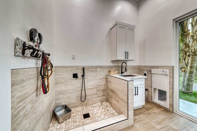 Building Photo - Stunning Green Valley, Guard Gated Community, Pool Home!