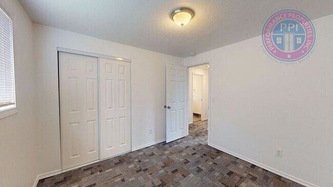 Building Photo - Desirable Sandy Neighborhood / Beautiful Single Level Ranch / Open Floor-Plan, Central Air