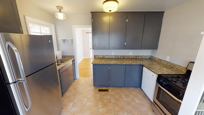 Building Photo - 218 E 33rd Pl