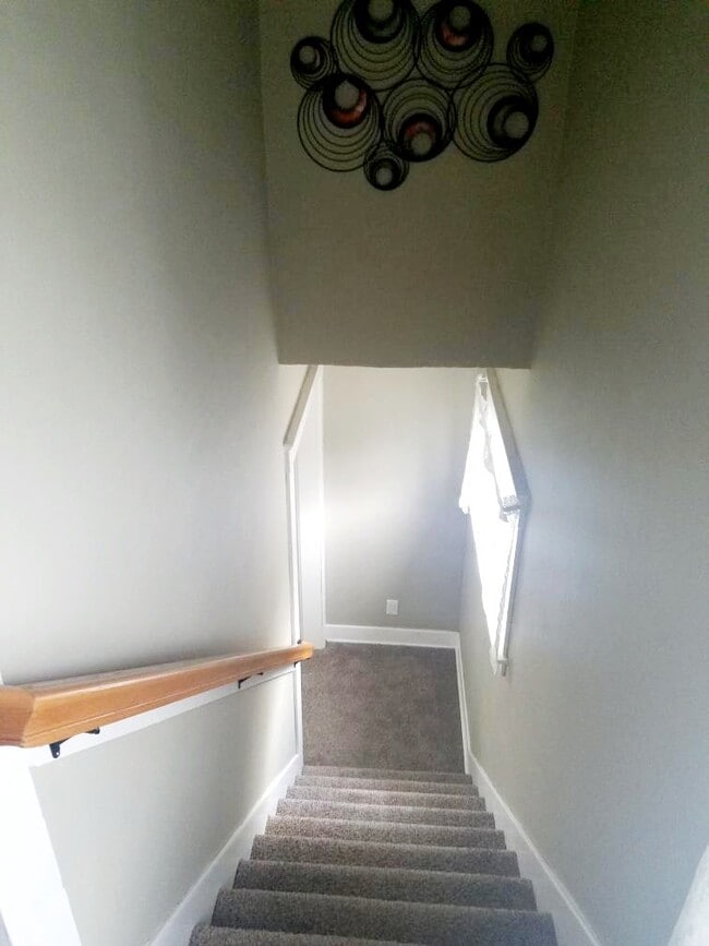 Building Photo - 327 Leslie St