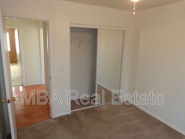 Building Photo - 5517 S 11th Pl