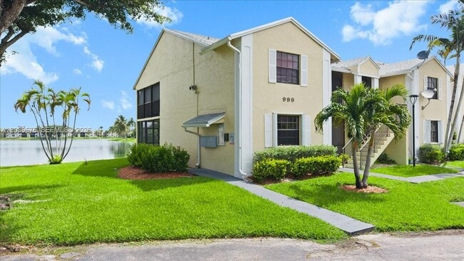 Building Photo - 999 Hamilton Dr