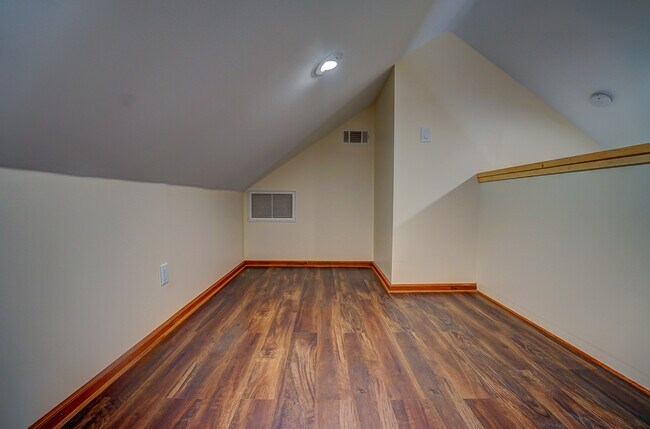 Building Photo - 1081 W 30th St