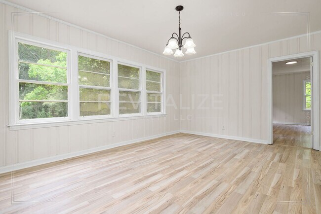 Building Photo - 2505 Robin Hood Dr