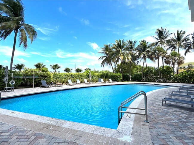 Building Photo - 6515 Collins Ave