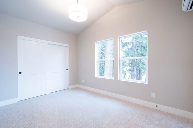 Building Photo - 15893 SE Washington Ct