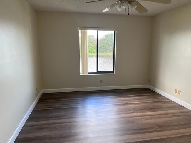 Main Bathroom - 1002 Green Pine Blvd