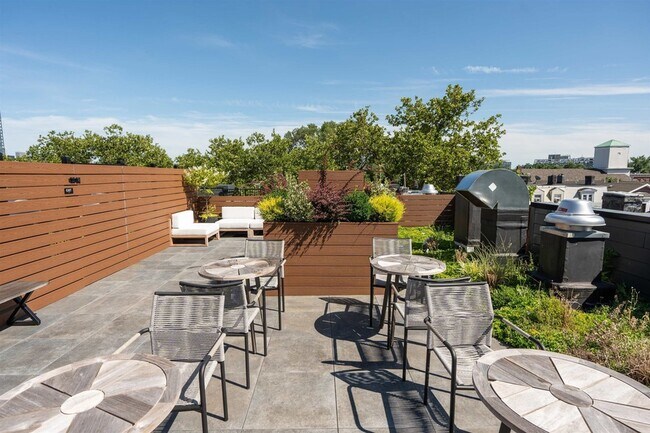 Building Photo - 328 Pacific Ave