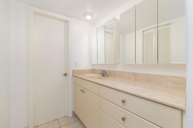 Building Photo - 630 Ocean Dr