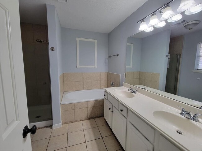 Building Photo - 2218 Wickburn Dr