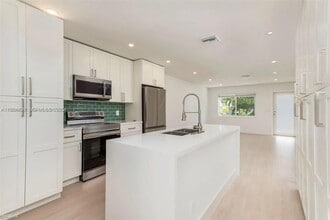 Building Photo - 1421 NE 30th Ct