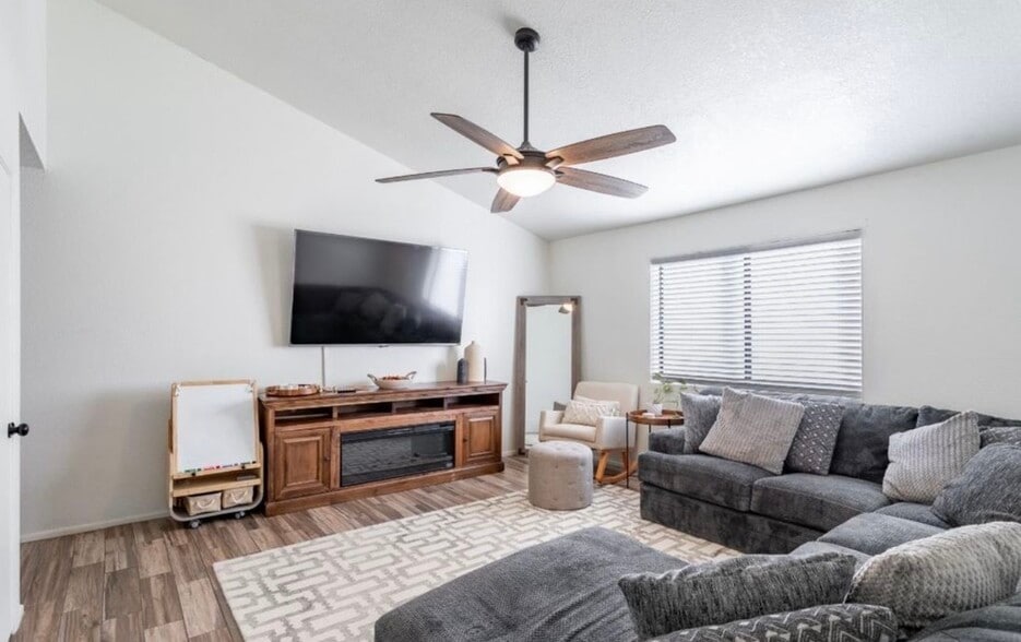 Building Photo - 729 W 37th St