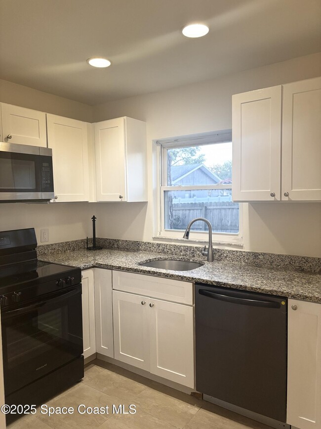 Building Photo - 110 Summer Pl