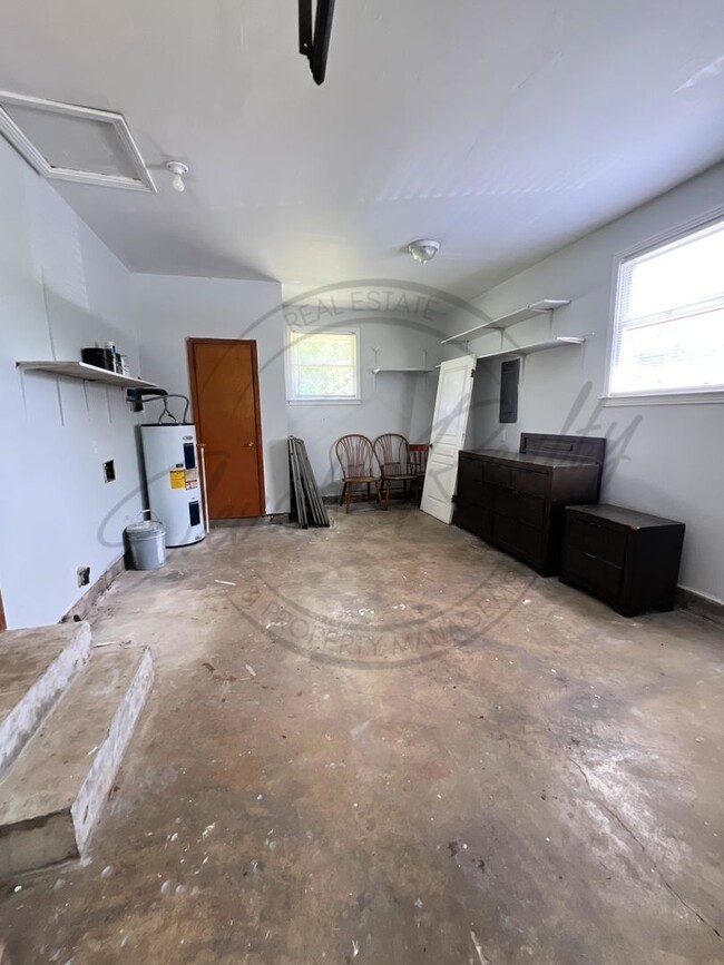 Building Photo - All Brick, 3 Bedroom Ranch in Hendersonvil...