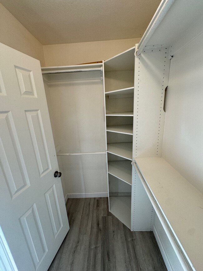 Building Photo - 512 E Lime Ave