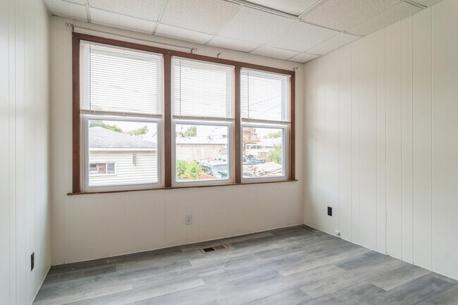 Building Photo - 3002 N Troy St